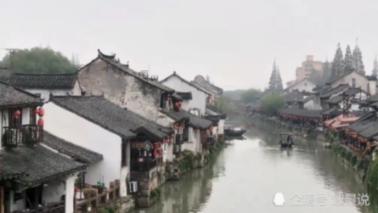 沙滩游玩的女孩们