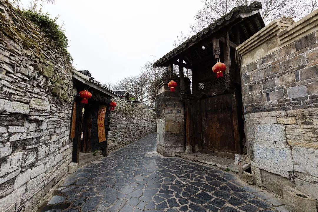霍家四代同堂:郭晶晶彰显主母地位,何超琼梁安琪同场不同框尴尬