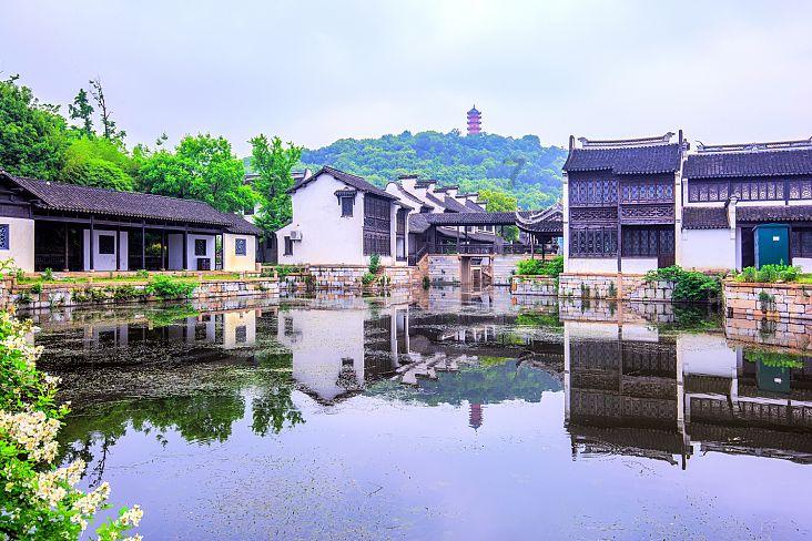 我们公司新出了一台规定，公司任何一个员工迟到就要全公司每人罚款三十元，这样做合法吗？能告吗？游戏画面